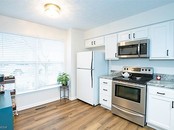 3rd image of 1127 Lake Meadow Ln