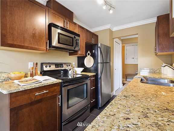 Solid surface counters and stainless steel appliances