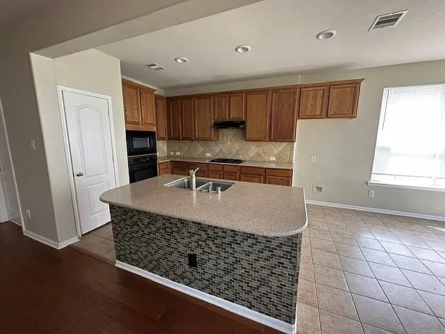 5 bed, 4.0 bath, 3045 sqft, $2,895 — Photo 4