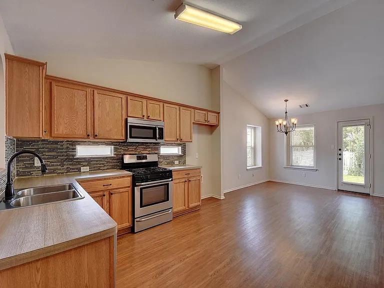 136 Strawn — Photo 9