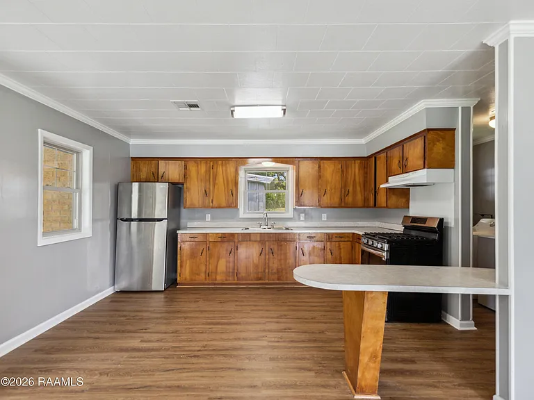 319 W Railroad Ave — Photo 4