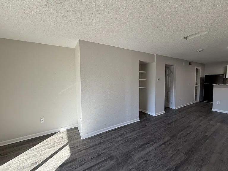 Williamsburg Square Apartments — Photo 15