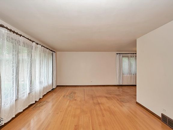 4th image of 16816 Greenwood Ave
