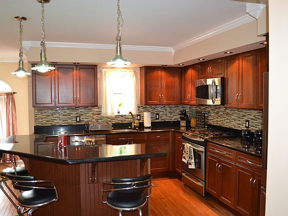 5th image of 641 Roslyn Ave