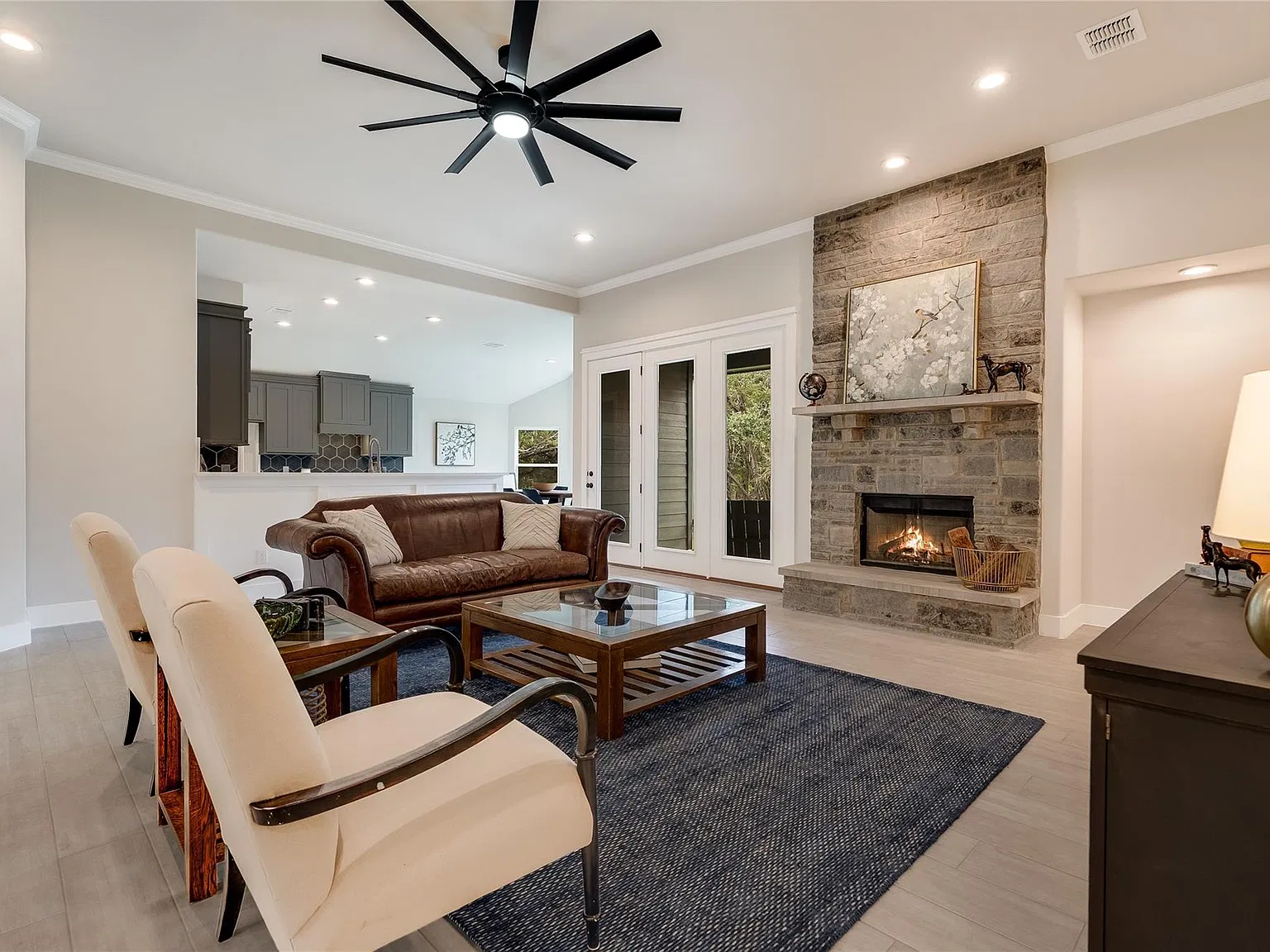 3 bed, 2.0 bath, 2093 sqft, $3,200 — Photo 4
