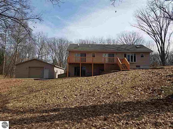 4th image of 1234 Queensway Dr