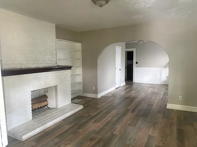 2438 Glenmawr Ave — Photo 2