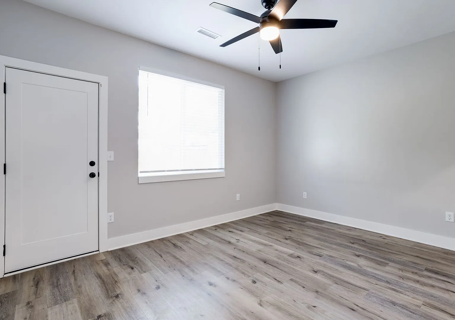 Beautiful Three Bedroom, Two Bathroom — Photo 2