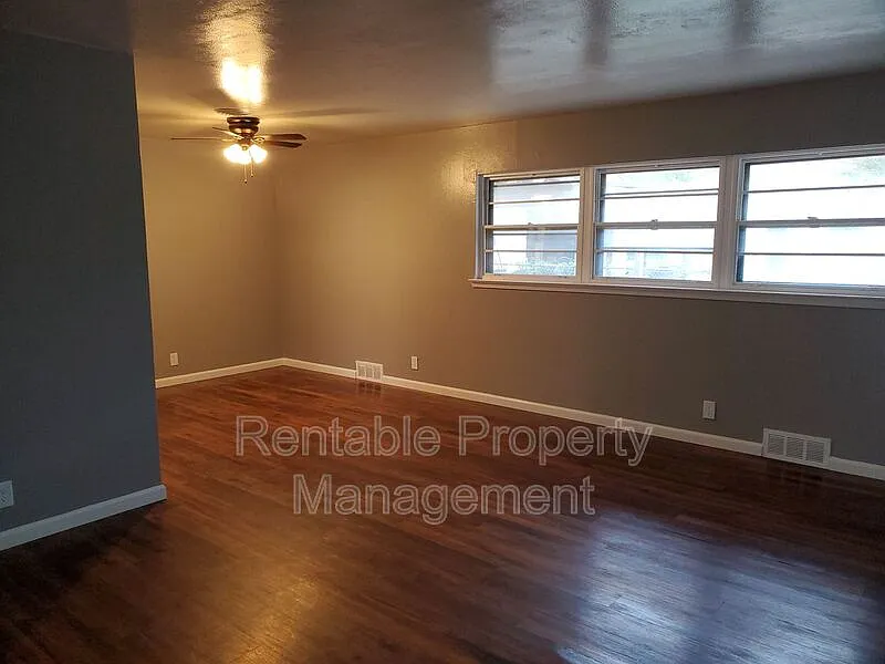 3 bed, 2.0 bath, 1600 sqft, $2,250 — Photo 4
