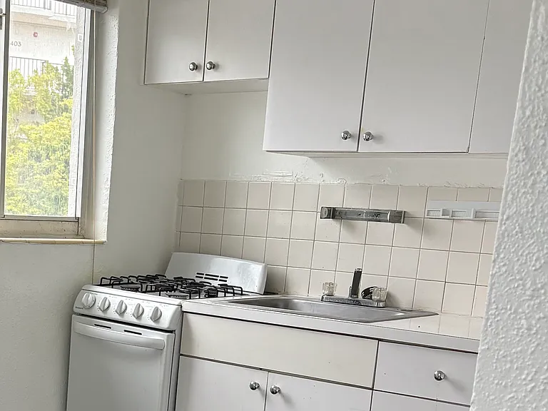 975 Biarritz Dr #7 — Photo 5