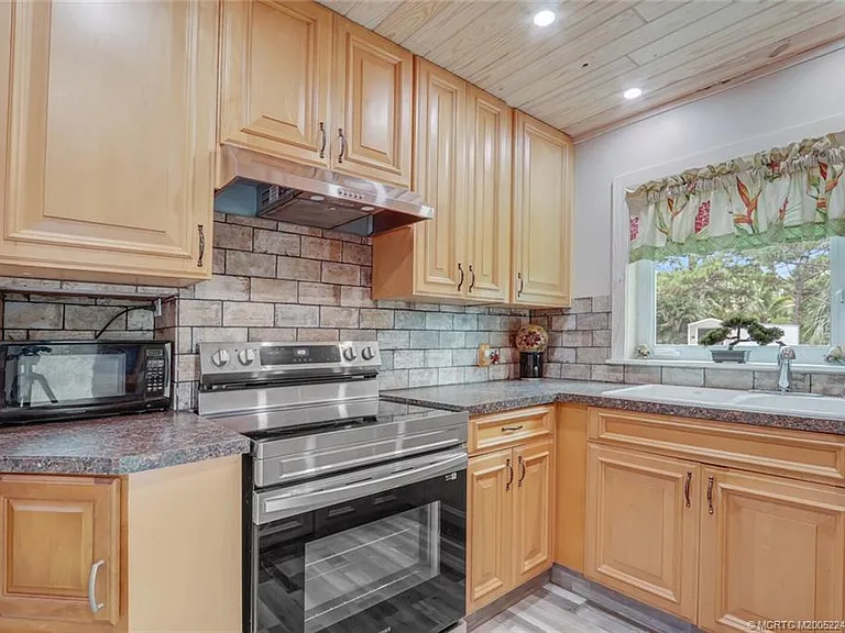 64 NE Acacia Trl — Photo 10