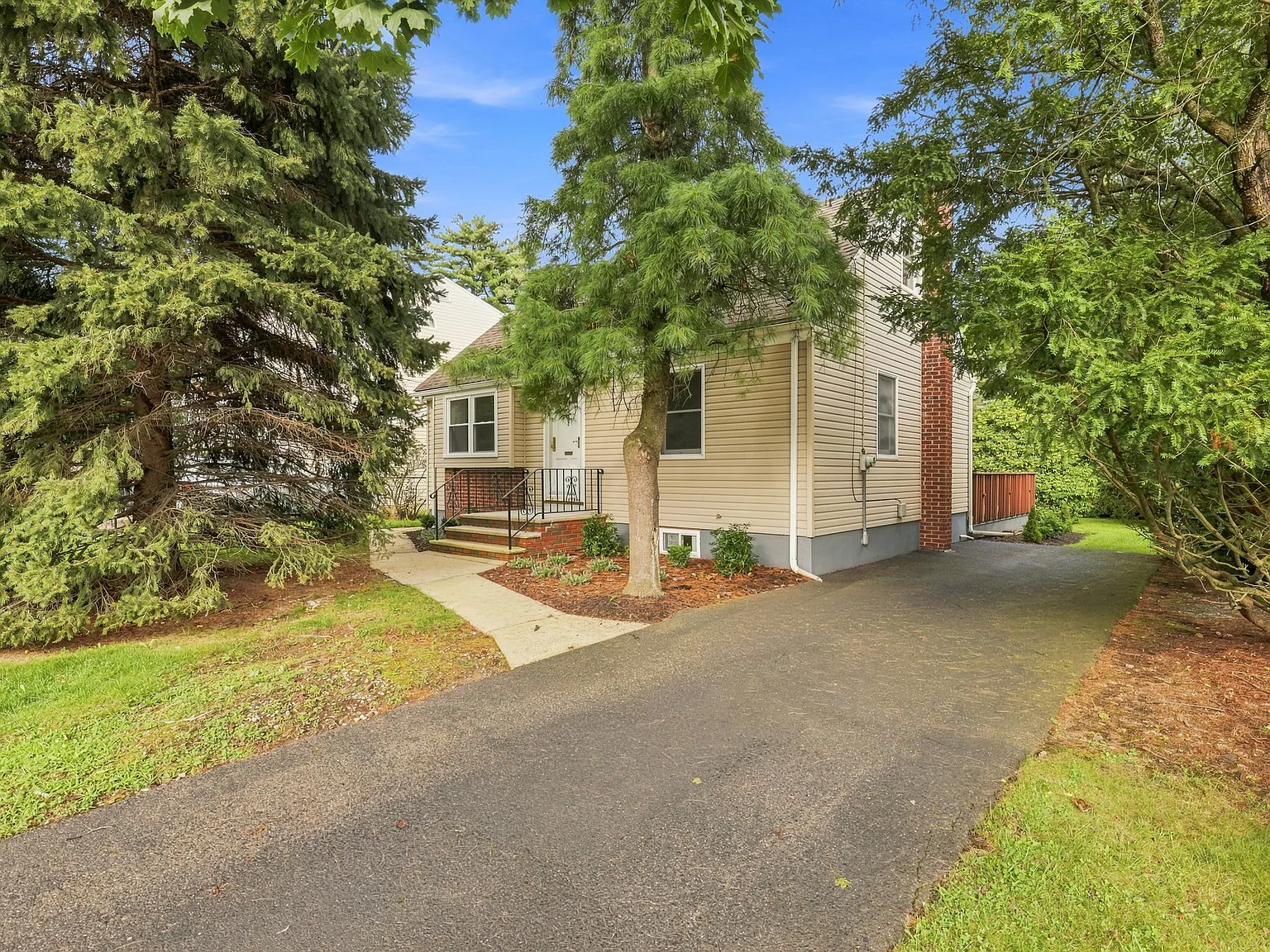 4 bed, 1636 sqft, $5,800 — Photo 2
