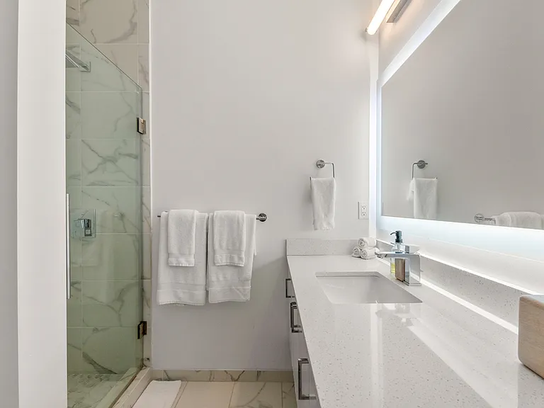 Exhibit A2 Apartments — Photo 12