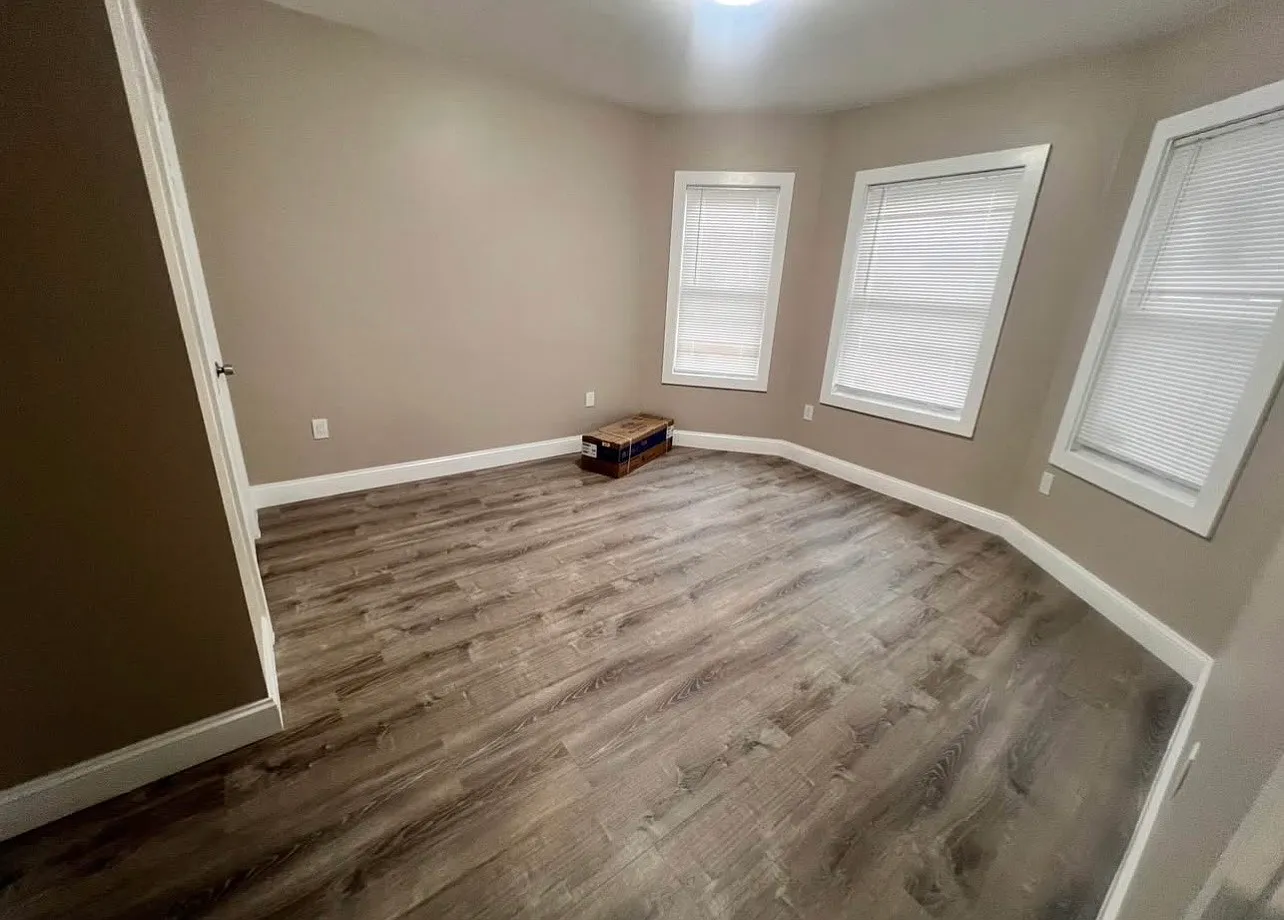 3 bed, 1000 sqft, $3,300 — Photo 2