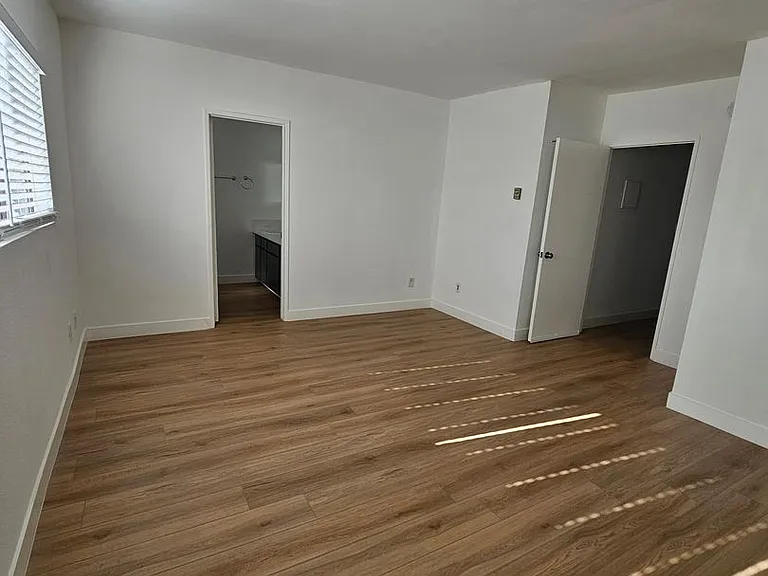 7061 Whitsett Ave — Photo 6