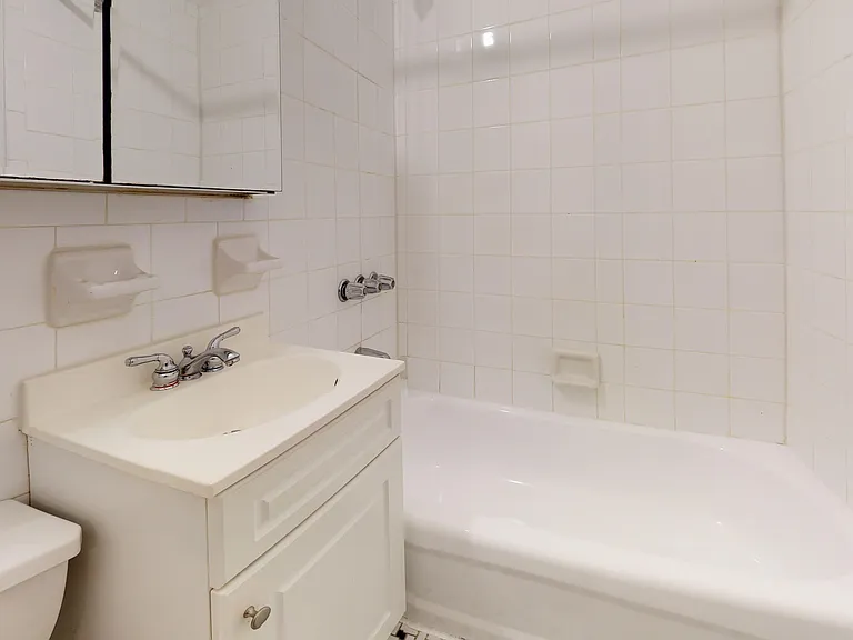 243 E 38th St #3D — Photo 8