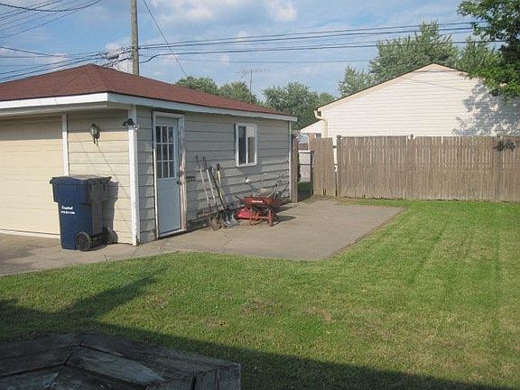 Garage / Yard