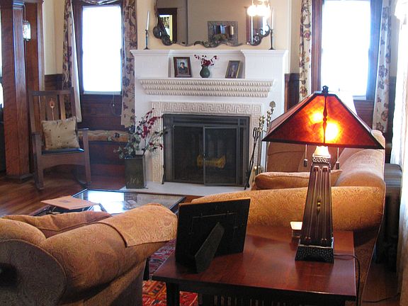 LR w/FP, beams, 12-ft. ceili