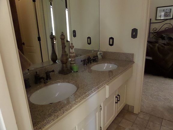 Guest Jack & Jill bath