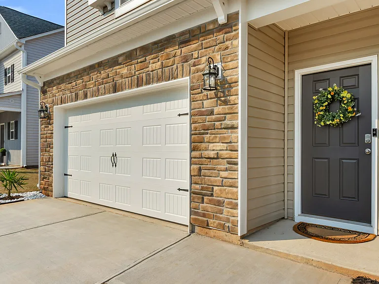 1110 Silverbend Trl — Photo 2
