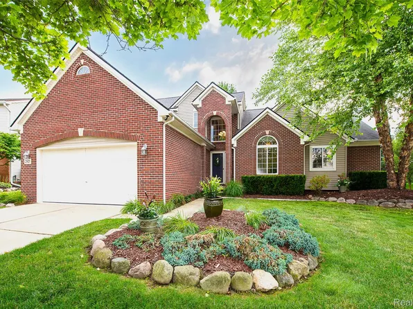 25823 Carriage Ln, South Lyon, MI 48178