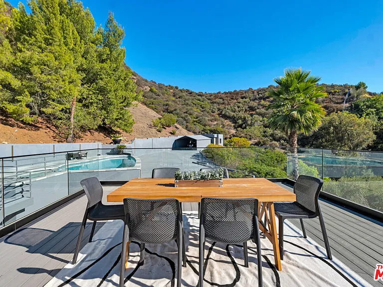 7966 Mulholland Dr — Photo 43