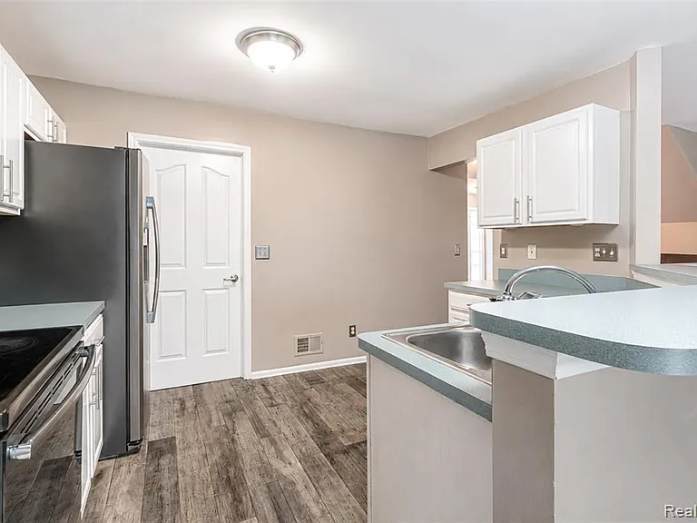 22733 Coachlight Cir — Photo 12