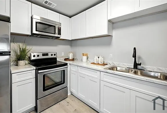 594 Robert Henry St — Photo 13