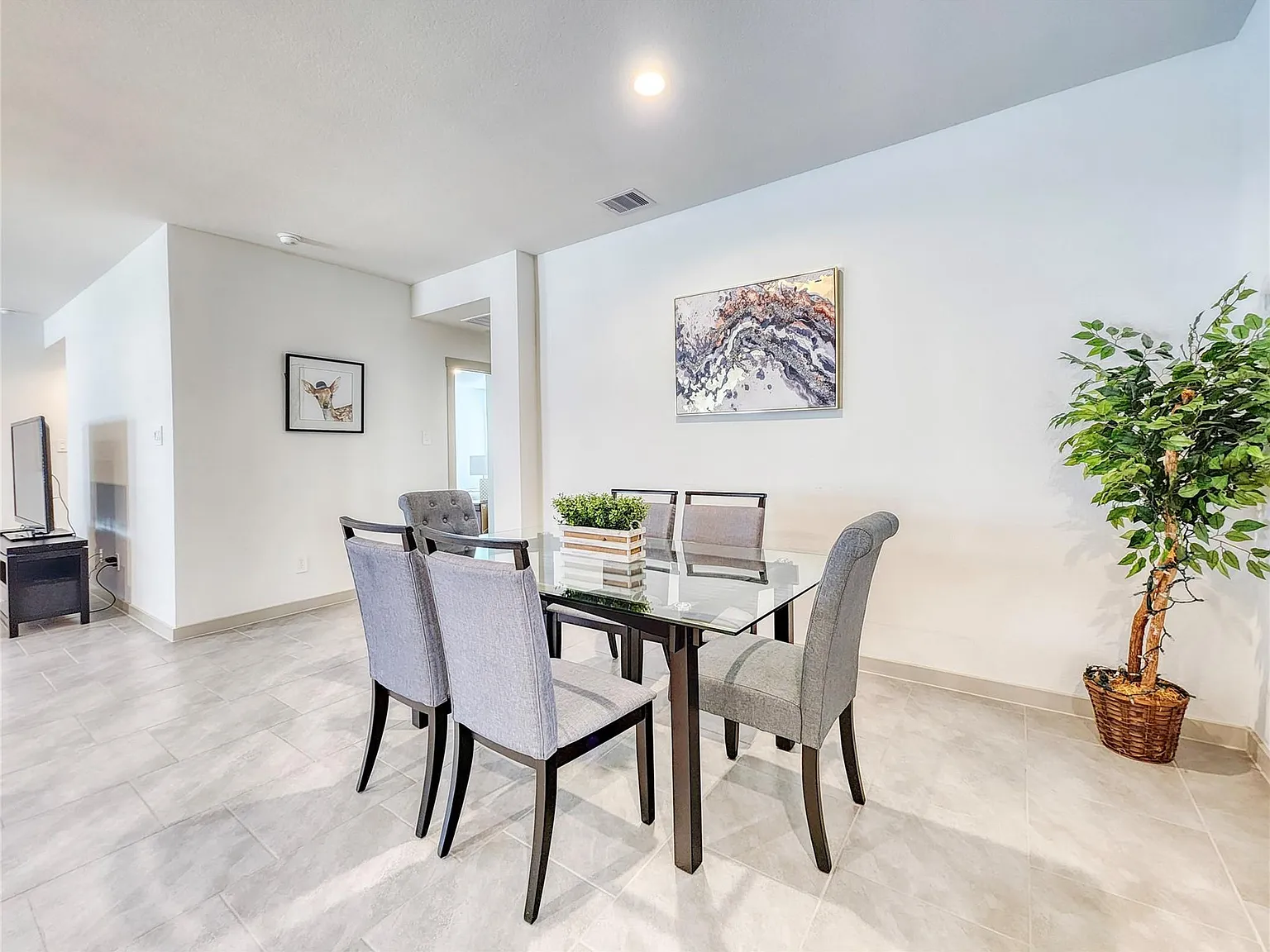 4 bed, 3.0 bath, 2041 sqft, $2,551 — Photo 4