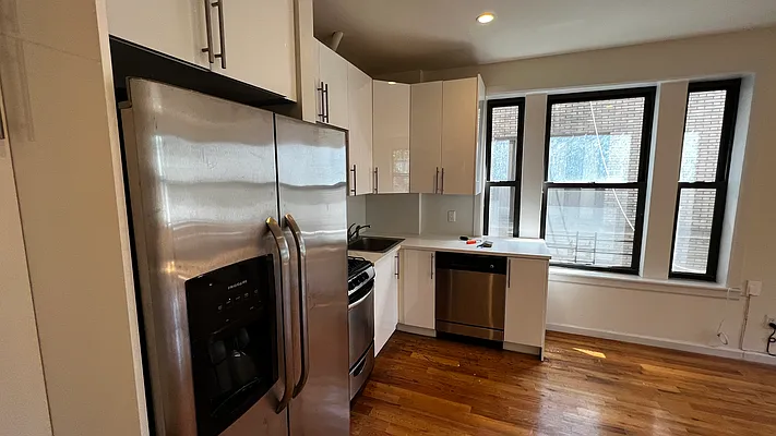 Rented by HOLTON REAL ESTATE INC. | media 9