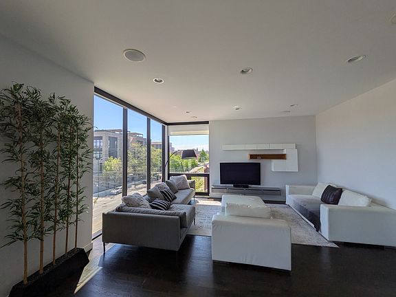 2nd image of 622 N Ashland Ave #3