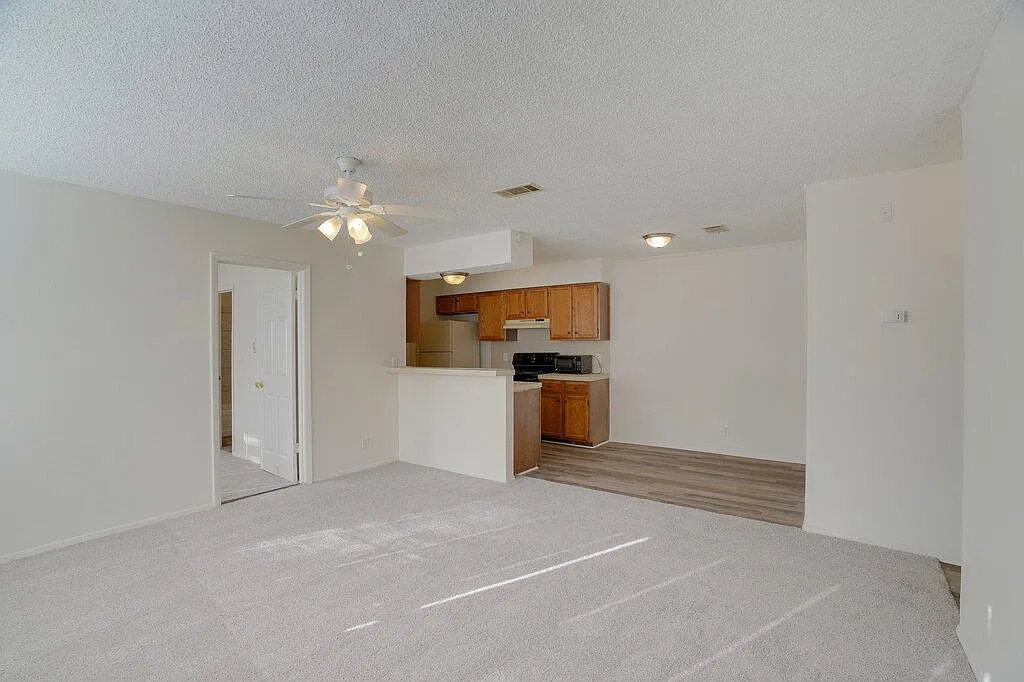 3 bed, 2.0 bath, 2332 sqft, $1,399 — Photo 4