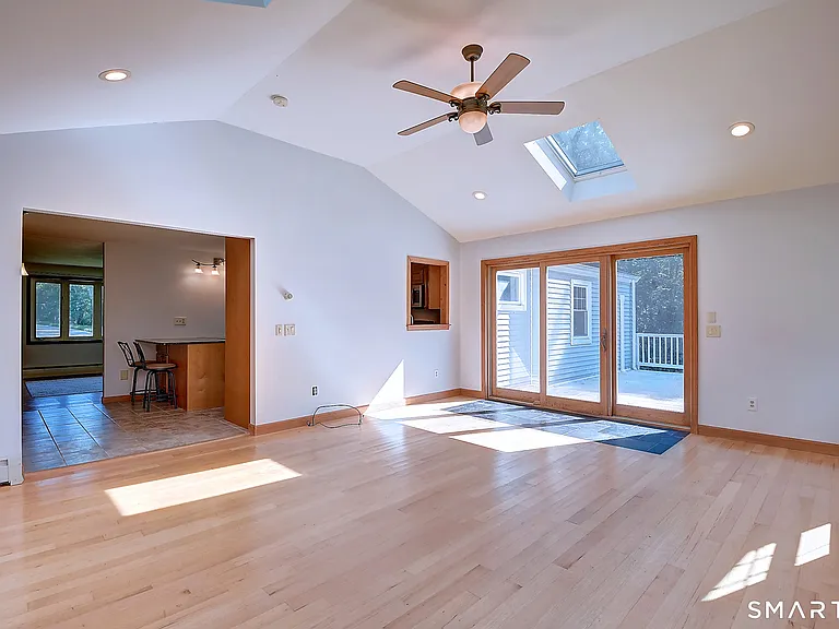 58 Elizabeth Dr — Photo 12