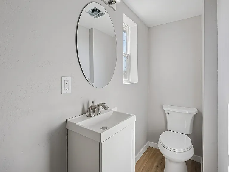 890 E Ash St #4 — Photo 4