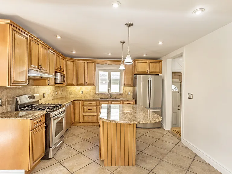 104 Sheridan Ave — Photo 12