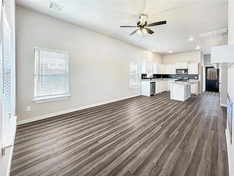 414 N Market Ave — Photo 6