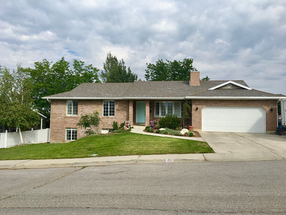 1st image of 1221 E Fort Dr