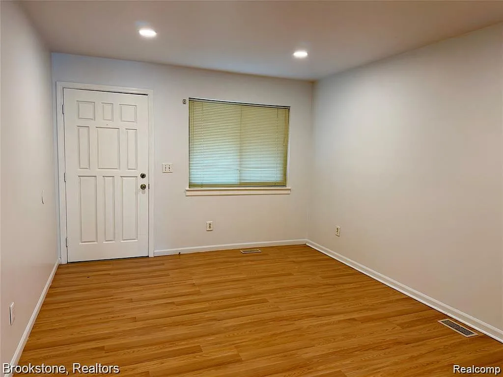2 bed, 1.0 bath, 1396 sqft, $1,500 — Photo 2