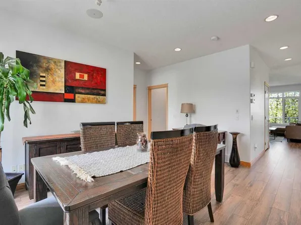 6 Discovery Woods Vlg SW, Calgary, AB T3H 5A6