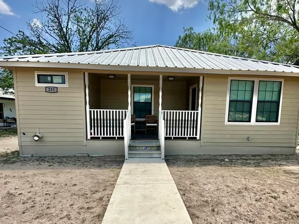 221 Chaparral St, Uvalde, TX 78801
