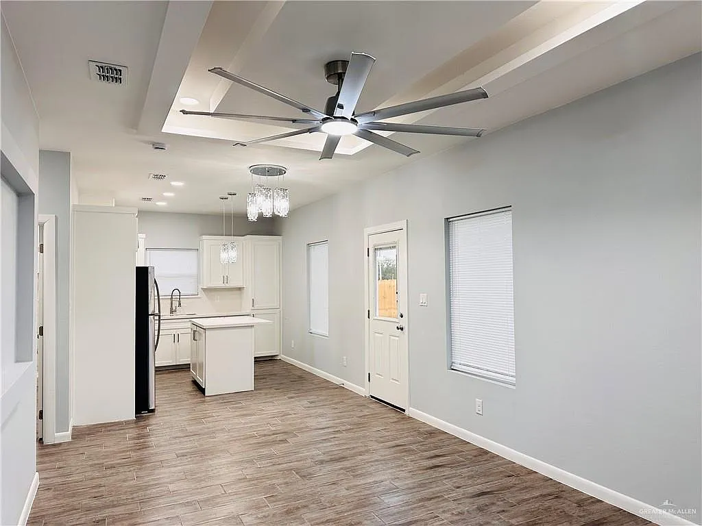 3 bed, 2.0 bath, 1025 sqft, $1,300 — Photo 2