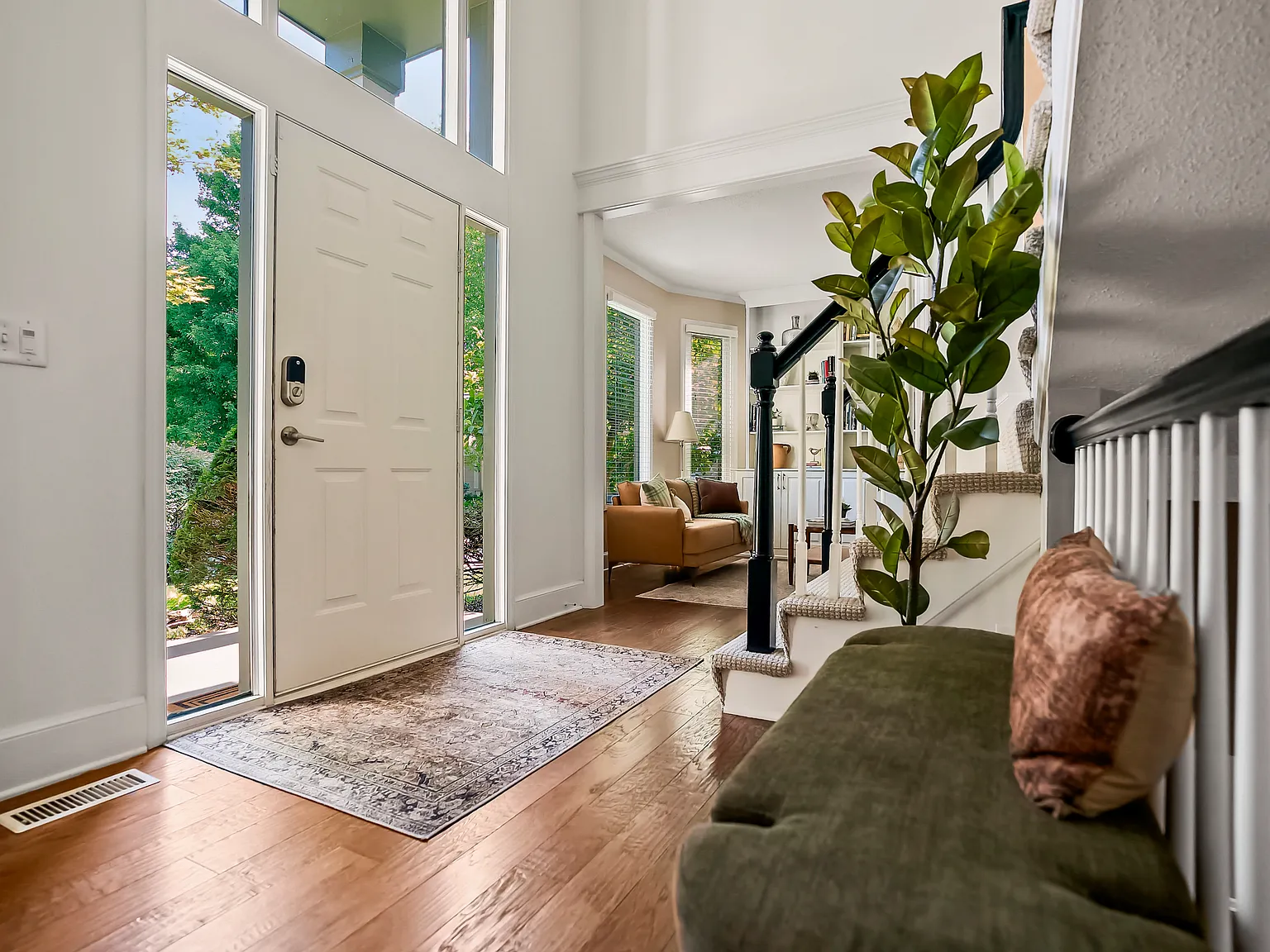 4 bed, 4.5 bath, 3730 sqft, $6,500 — Photo 3