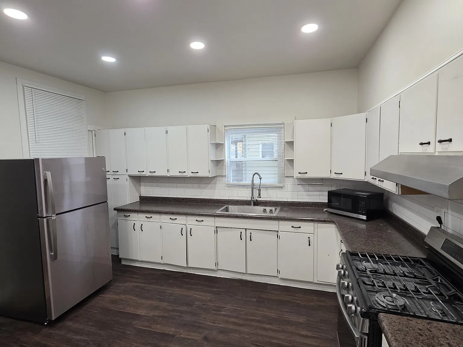 3 bed, 920 sqft, $1,900 — Photo 3