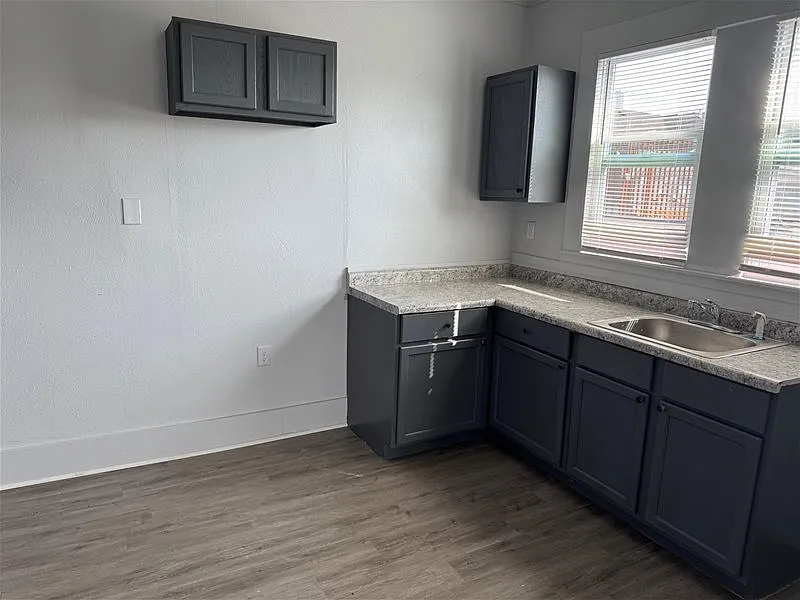 3 bed, 1.0 bath, 1200 sqft, $900 — Photo 3