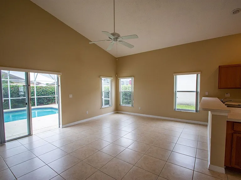 421 Lockbreeze Dr — Photo 12