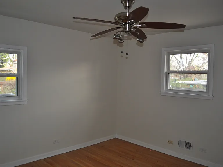 7343 N Kenneth Ave — Photo 5
