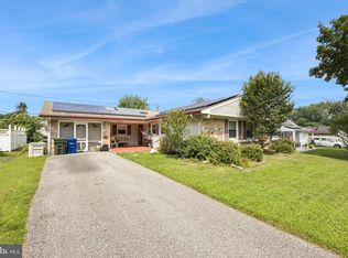 41 Holiday Ln, Willingboro, NJ