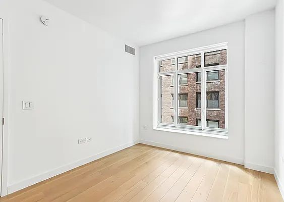 3rd image of 115 E 55th St APT 14D