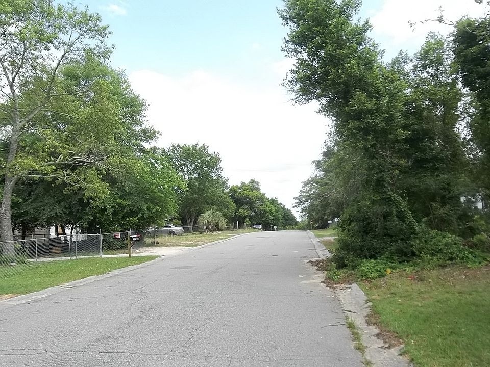 Exterior Neighborhood (street photo)