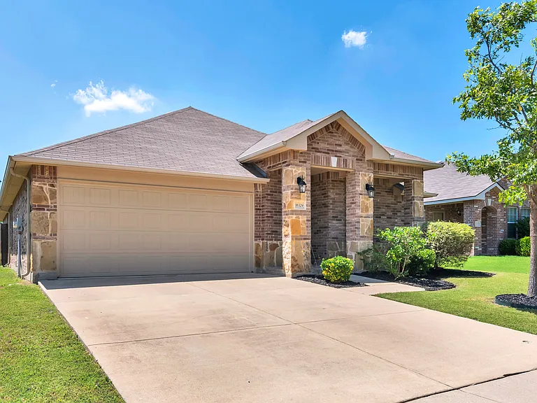 16329 Severn Ln — Photo 2
